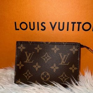 Toiletry pouch SOLD THIS ON FASHONFIlE